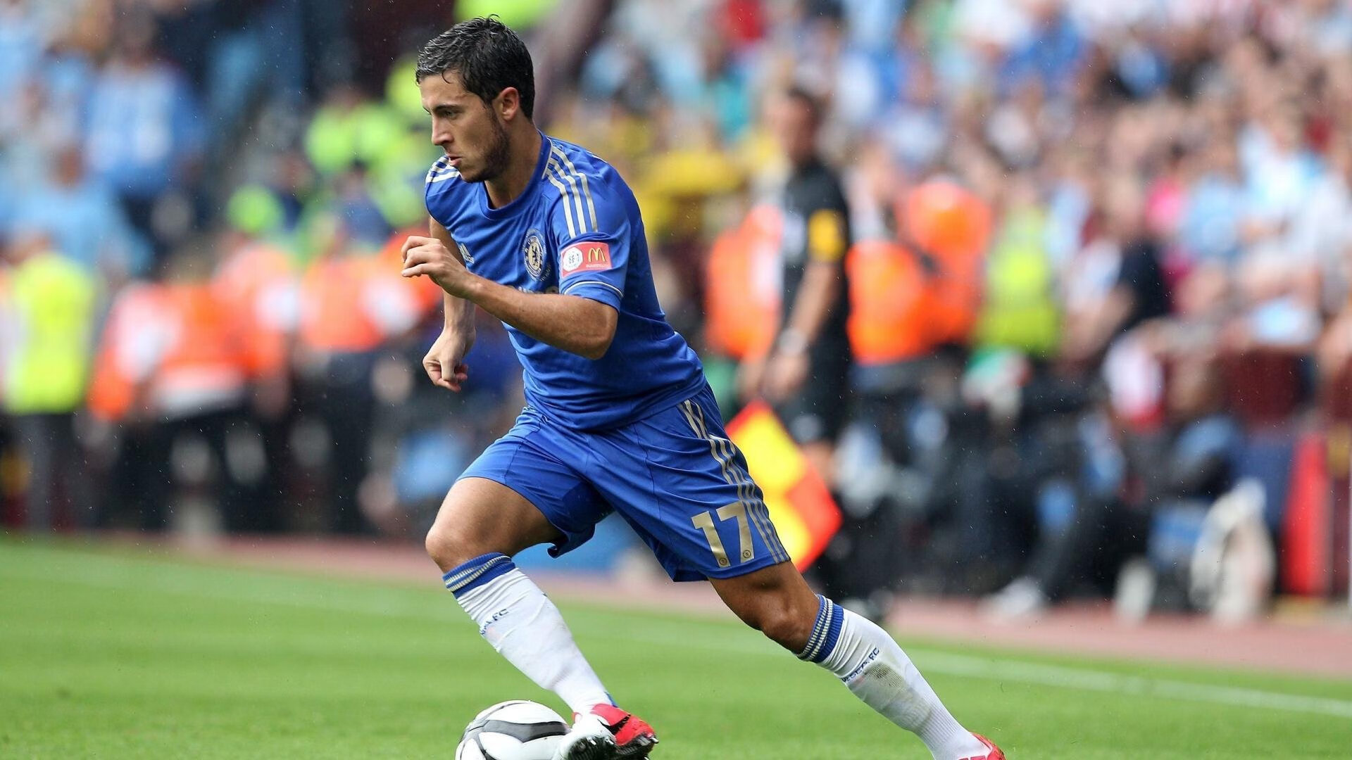 基：全黑队的“坚韧后卫”，面对任何压力，他总能做出果敢的决策