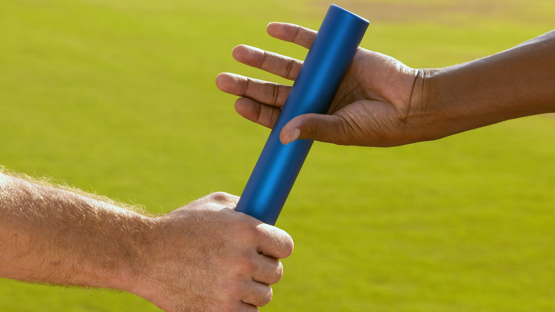 掘金赛后集体观看比赛录像检讨表现，掘金队回放